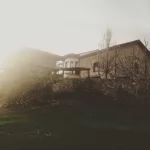 panorama de la sede de PACA, espacio de arte ubicado en una casería tradicional en la costa de Asturias (Gijón).